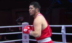 Капитан сборной Казахстана по боксу уверенно выиграл бой за финал чемпионата Азии