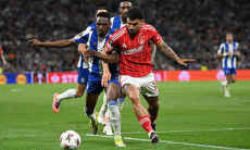 Розыгрыш в центре поля обернулся автоголом в Лиге Европы. Видео