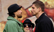 Усик и Верховен провели первую битву взглядов перед боем в Египте. Видео