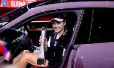 Елена Рыбакина получила водительские права ради призового авто