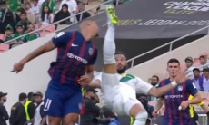 Игрок потерял сознание в матче Лиги Чемпионов Азии после удара через себя. Видео