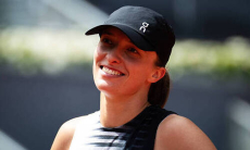 Ига Швентек получила именную футболку от президента «Реала»