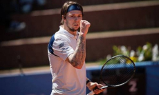 Александр Бублик получил трофей от ATP