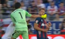 Вратарь ударил соперника в лицо во время матча в чемпионате Испании. Видео