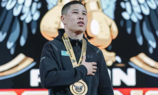 Оразбеку Асылкулову вручили ключи от новой квартиры. Видео