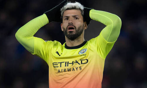 Легендарный нападающий АПЛ получил серьезную травму и был унесен с поля. Видео