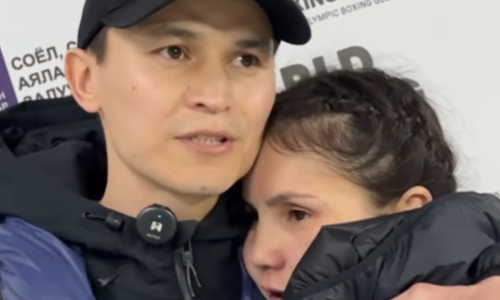 Муж растрогал многодетную медалистку ЧА-2026 по боксу из Казахстана. Видео