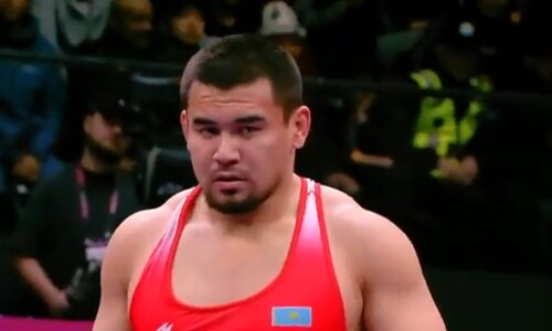 Разгромом завершилась схватка казахстанца с олимпийским чемпионом за медаль ЧА-2026 по борьбе