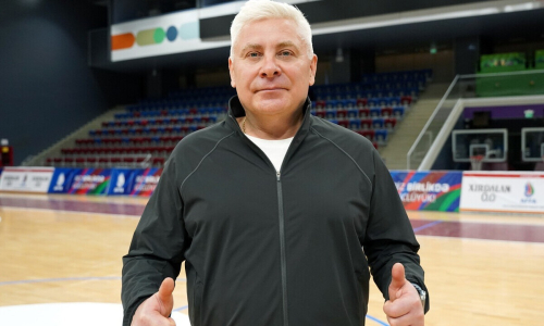 Главный тренер сборной Азербайджана получил подарок в Казахстане. Видео