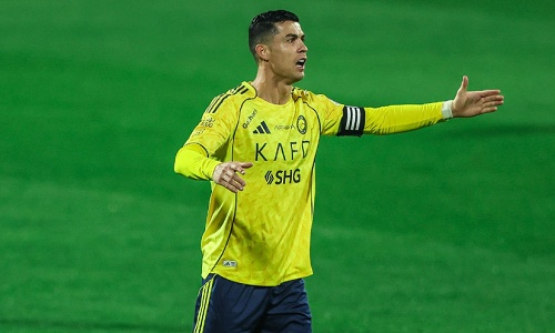 Роналду показал жест фанатам в ответ на скандирование фамилии Месси. Видео