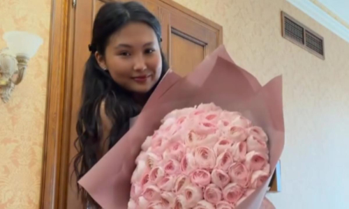 Бибисара Асаубаева получила в подарок букет цветов и оставила комментарий