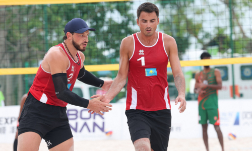 Три казахстанских пары вышли в 1/8 финала турнира по волейболу на пляжной Азиаде