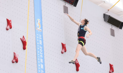 Две казахстанки вышли в 1/8 финала пляжной Азиады в спортивном скалолазании