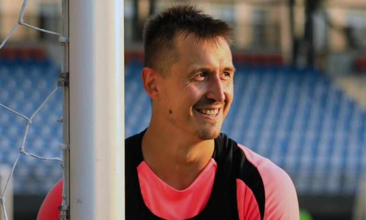 Известный казахстанский футболист узнал о варианте с «золотым дублем» в Европе