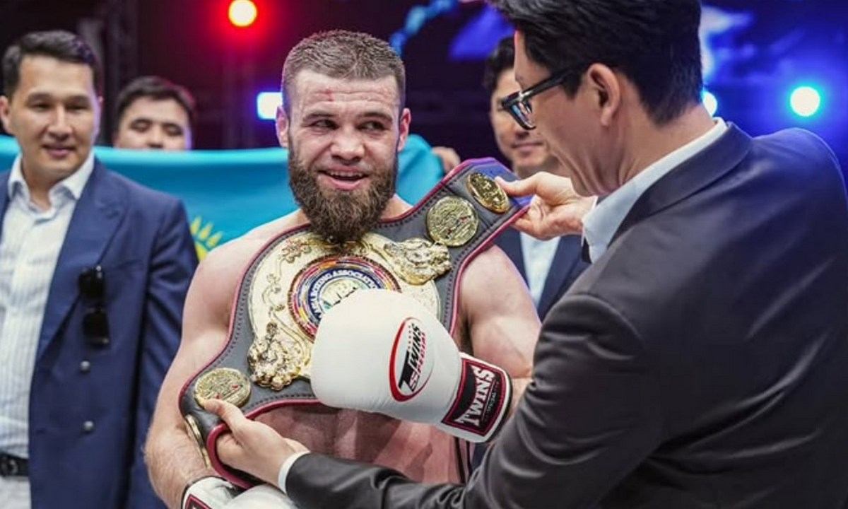 Казахстанский боксёр прокомментировал победу нокаутом в бою за титул WBA