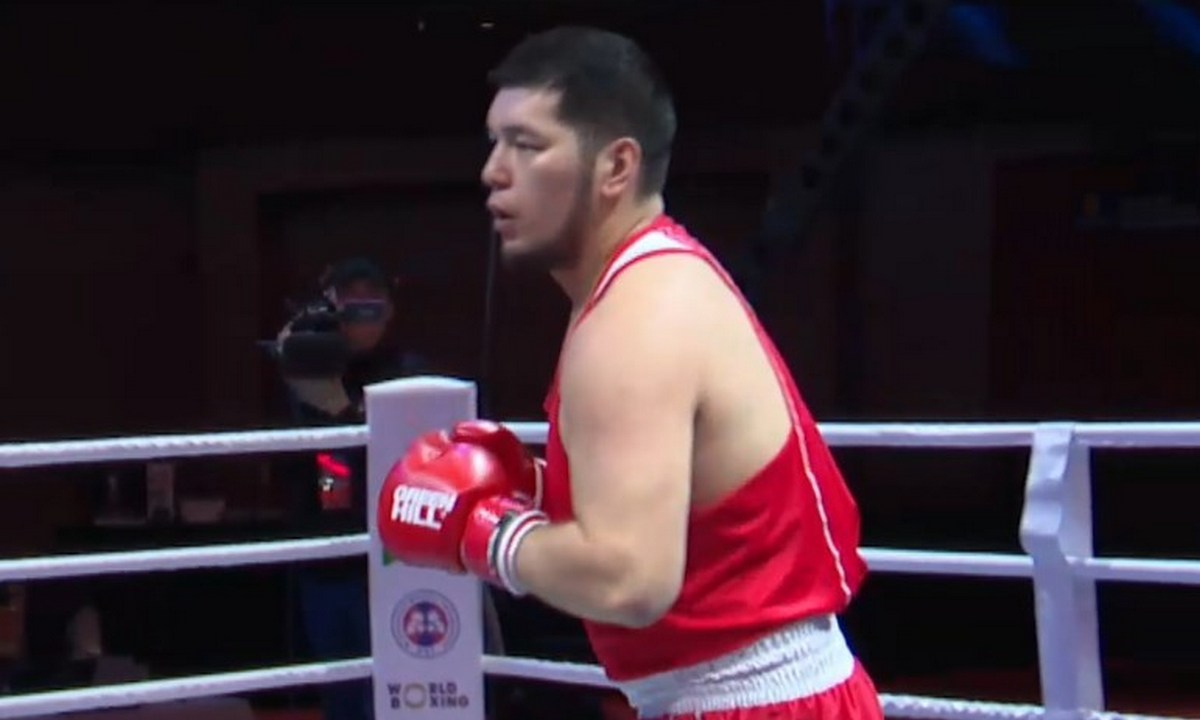 Капитан сборной Казахстана по боксу уверенно выиграл бой за финал чемпионата Азии