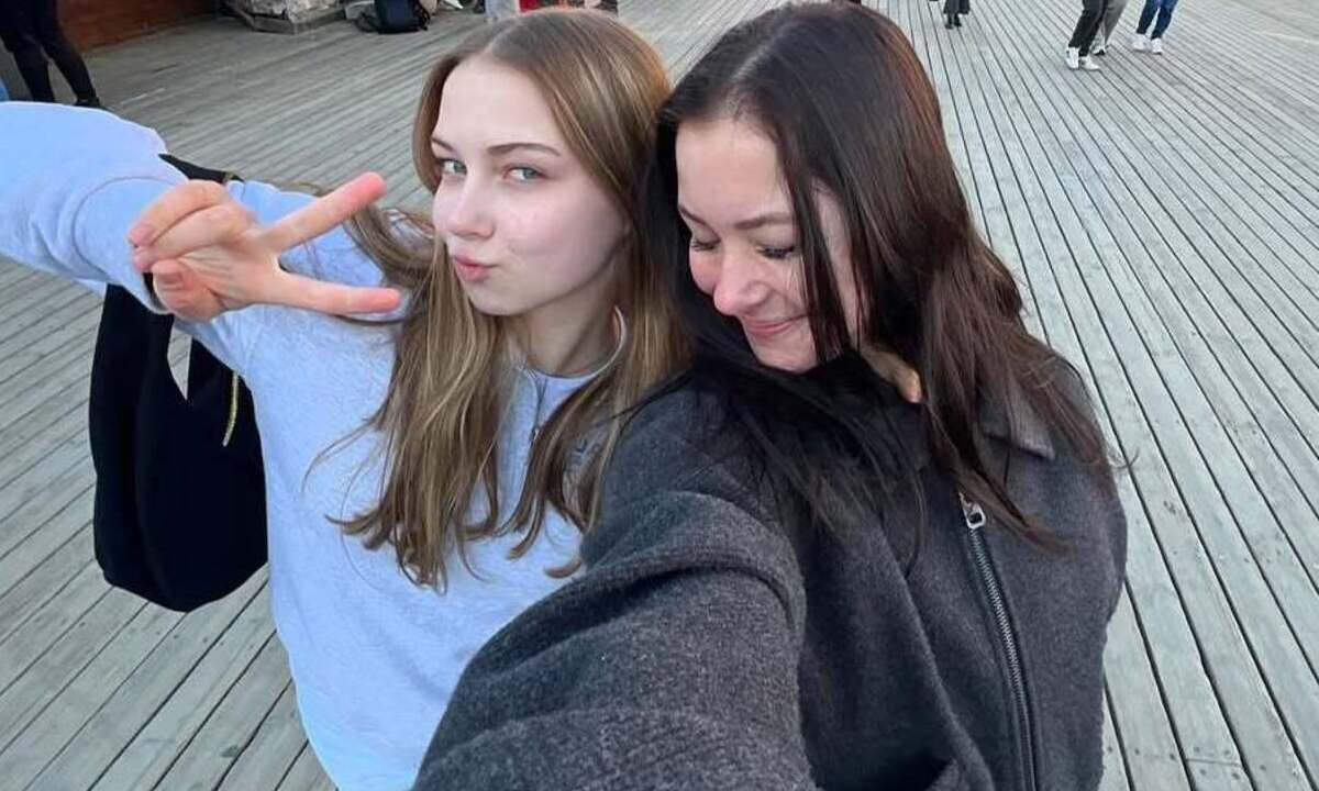 Софья Самоделкина устроила танцы с сестрой в центре Алматы. Видео