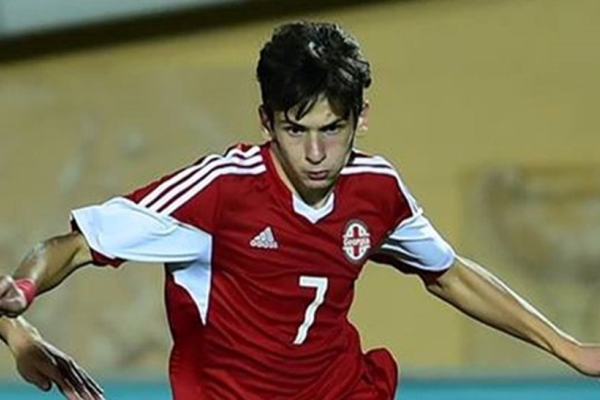 Хусанов уже в «Манчестер Сити», Кварацхелия выиграл Лигу Чемпионов, а Казахстан пока в стороне. Почему?