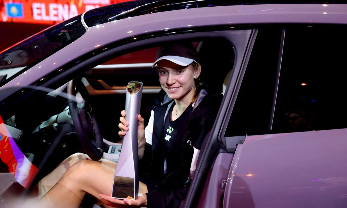 Елена Рыбакина получила водительские права ради призового авто