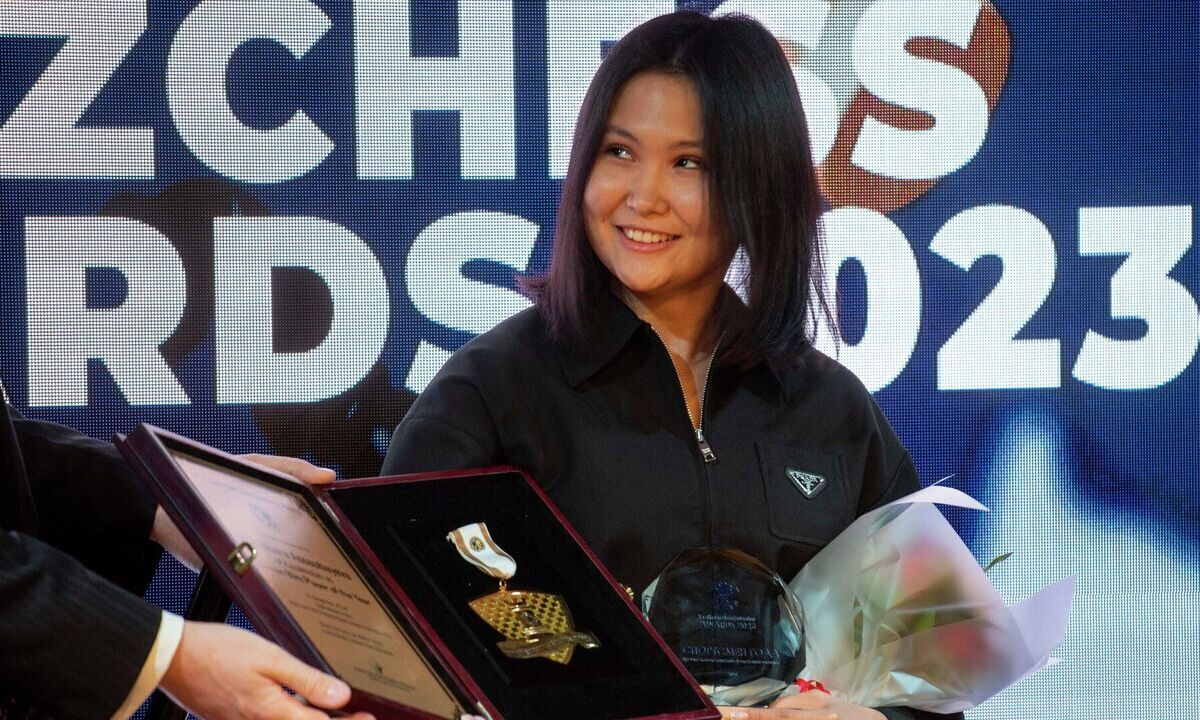 Бибисару Асаубаеву наградили на Турнире претендентов. Видео