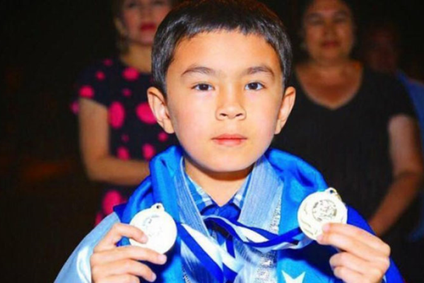 Возлюбленный Бибисары Асаубаевой уже переписывает историю мировых шахмат. Кто такой Жавохир Синдаров и почему он уже в шаге от титула чемпиона мира?