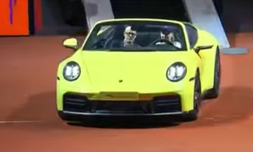 Рыбакина проехалась по корту на выигранном Porsche. Видео