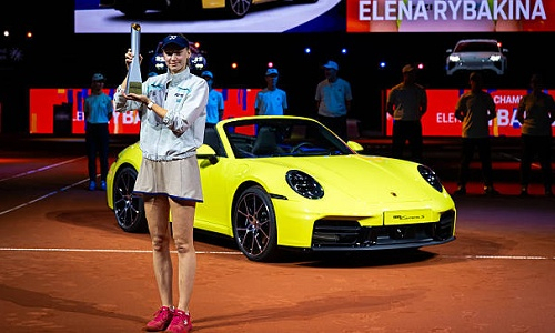 Светлана Кузнецова поздравила Елену Рыбакину с титулом и Porsche