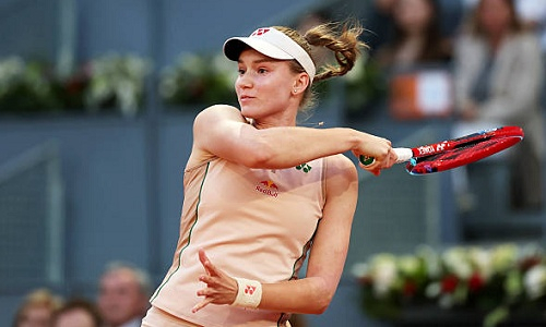 Елена Рыбакина сыграла на корте в Мадриде. Видео