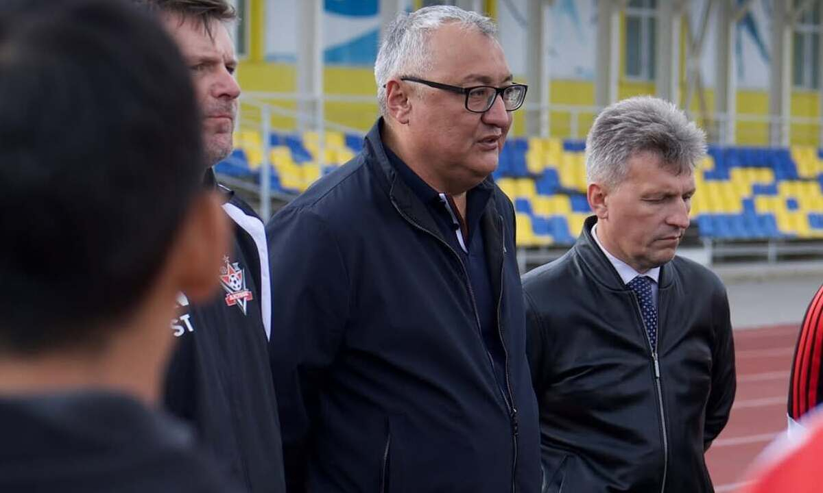 Новый руководитель «Актобе» Бакытбек Дузельбаев выступил перед командой. Фото