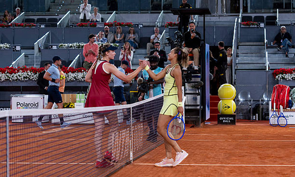 Елена Рыбакина стала первой, кто обыграл Чжэн Циньвэнь на всех трёх покрытиях