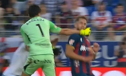 Вратарь ударил соперника в лицо во время матча в чемпионате Испании. Видео