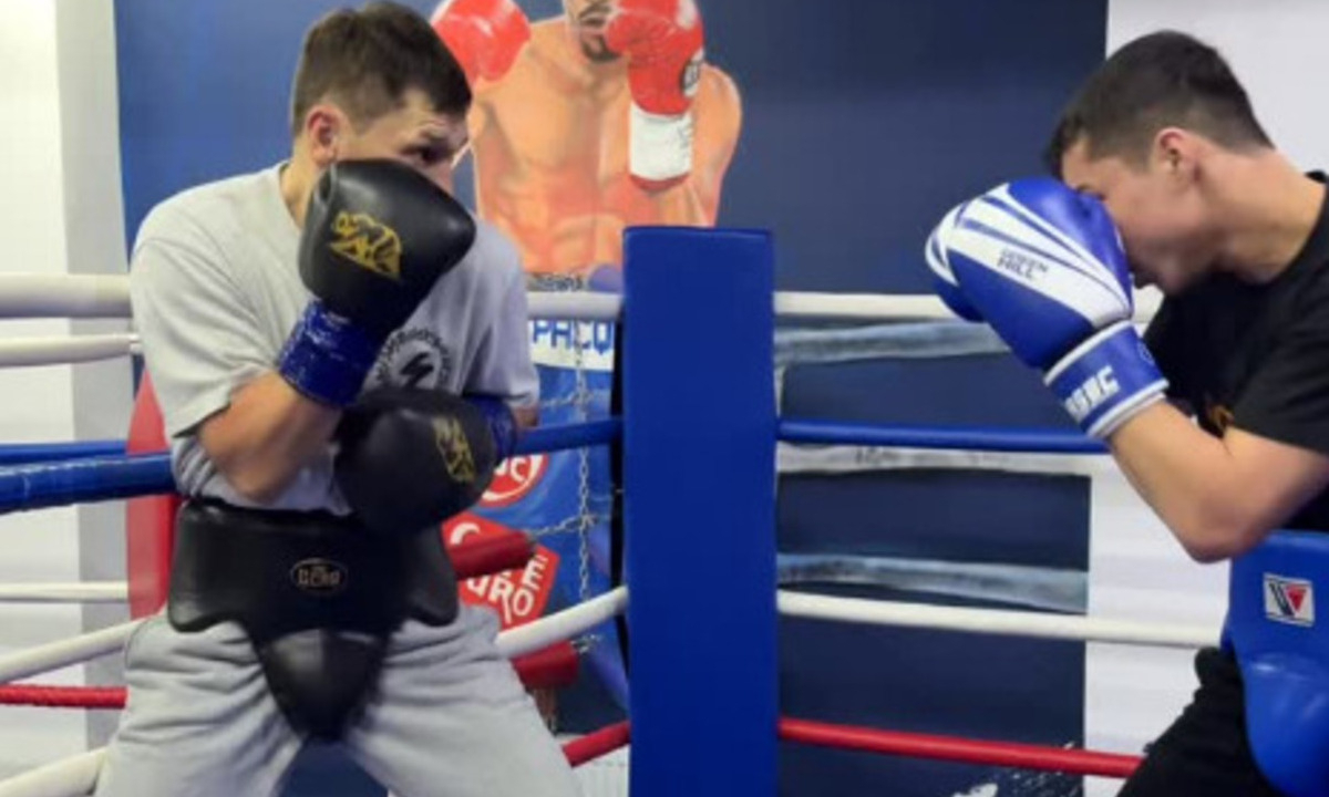 Мухит Амантаев показал подготовку к бою с Марселем. Видео