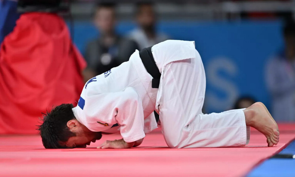 Елдос Сметов вышел на спарринг по боксу и упал. Видео