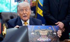 Трамп показал индивидуальный пояс UFC турнира в Белом доме