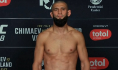 Чимаев и Стрикленд прошли взвешивание перед титульным боем UFC