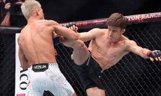 Турнир UFC 328 начался с судейского решения