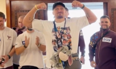 Александр Усик прилетел в Египет на бой с Рико Верхувеном. Видео