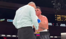 Олимпийский чемпион Лазизбек Муллажонов досрочно завершил бой за титул WBC. Видео