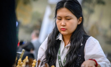 Асаубаева упустила победу за минуту до конца и сохранила лидерство на Norway Chess-2026