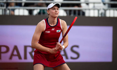 Елена Рыбакина продолжает удерживать лидерство в чемпионской гонке WTA