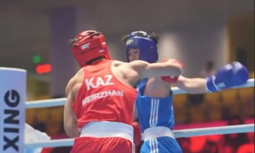 Казахстанский боксер Жунис уверенно вышел в финал юниорского ЧА-2026