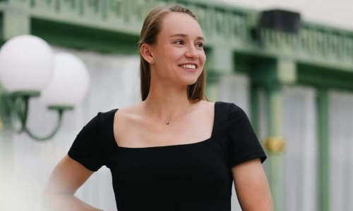 Елена Рыбакина прибыла на «Ролан Гаррос». Видео