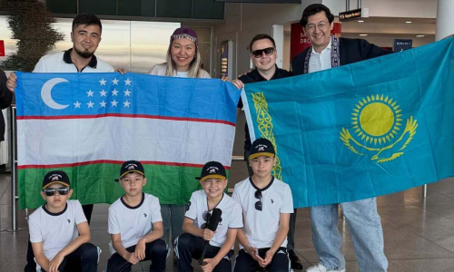 «Гордимся вами!» Казахи встретили сборную Узбекистана по футболу в США. Видео