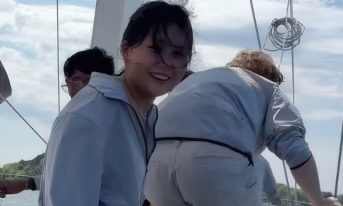Асаубаева, Карлсен и Доммараджу вышли в открытое море на яхте. Видео