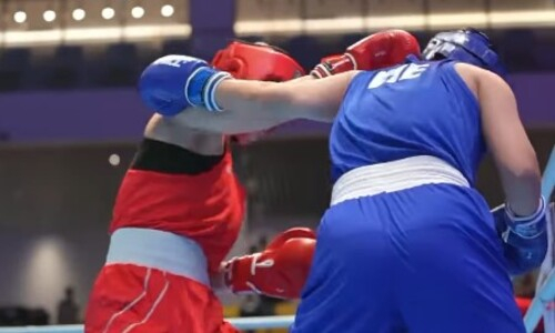 Казахстанская боксерша двумя нокдаунами выиграла медаль ЧА-2026