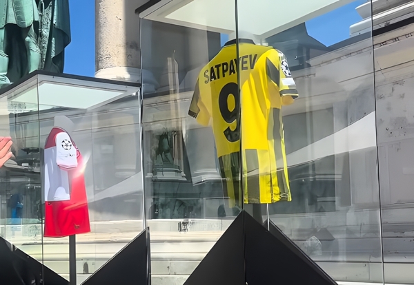 Дастан Сатпаев представлен на выставке перед финалом Лиги Чемпионов