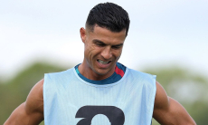 Роналду встал на колени перед матчем с Узбекистаном на ЧМ-2026. Видео