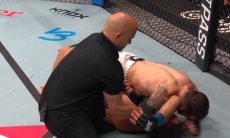 Офли в первом раунде финишировал Рейеса на турнире UFC в Баку. Видео