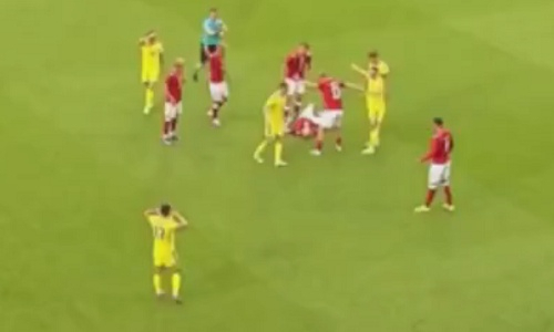 Кристиан Эриксен потерял сознание во время матча с Украиной. Видео