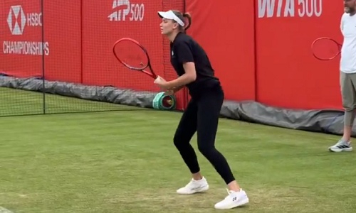 Елена Рыбакина вышла на корт на турнире в Лондоне. Видео